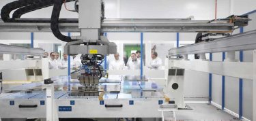 Fabrication automatisée de panneaux solaires pour satellites
