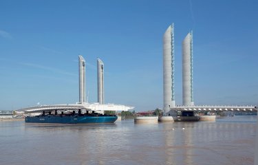 La travée centrale du pont Jacques Chaban-Delmas est posée