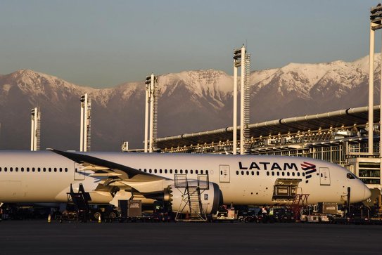 Vue d'un avion à l'aéroport de Santiago du Chili avec les montagnes en arrière-plan