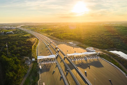 Le doublement de l’A9 au niveau de Montpellier, réalisé dans les années 2010, a permis de séparer trafic de transit (au centre) et desserte locale