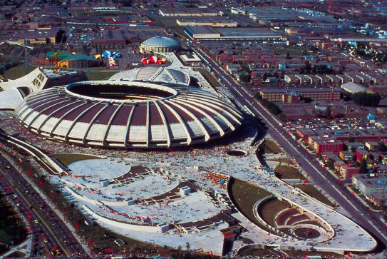 Complexe olympique de Montréal (1976) : vue d' ensemble (stade, vélodrome, piscine, amorce de mat)