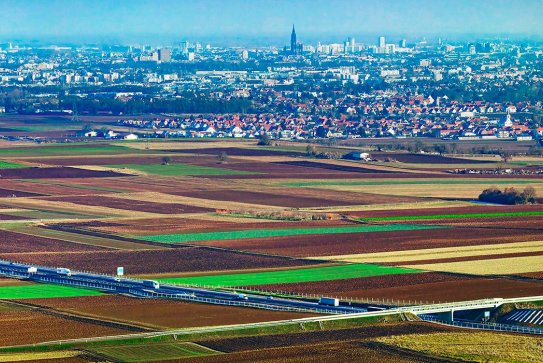 Vue aérienne du contournement de Strasbourg, la nouvelle A355 déleste de son trafic de transit l’ancienne autoroute qui traversait la ville et sera reconvertie en boulevard urbain