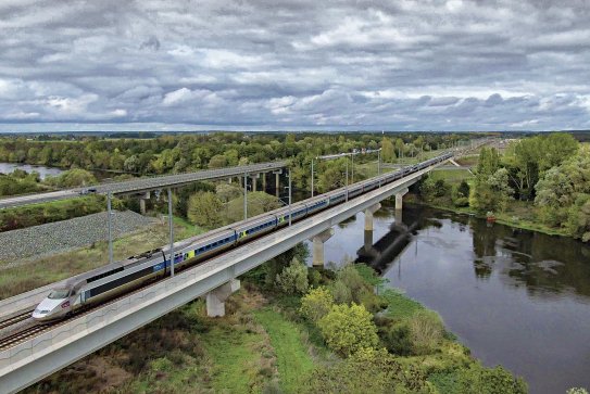 TGV traversant un pont sur la LGV SEA