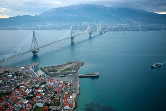 Vue aérienne du pont Charilaos Trikoupis en Grèce