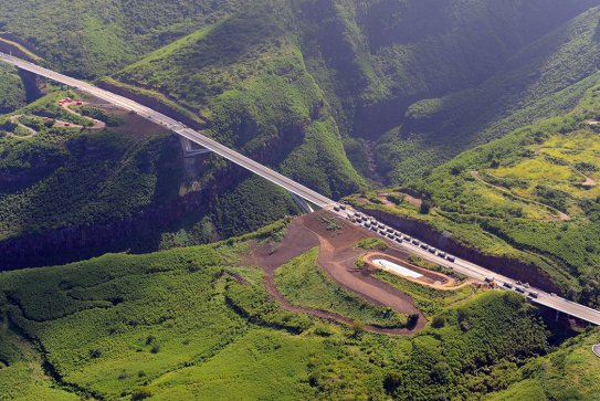 Construction d' un viaduc mixte béton-acier de 288 m de longueur et 20 m de largeur situé à Trois-Bassins, permettant de franchir la Grande Ravine, une faille large de près de 300 m et profonde de 170 m