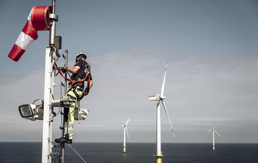 Travailleur au sommet d’une éolienne dans un parc éolien 