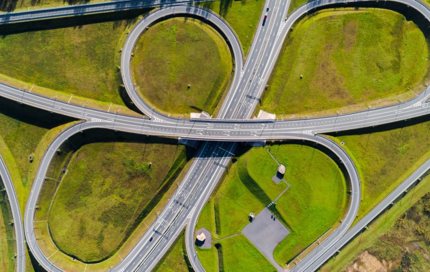Vue aérienne d'une bretelle d'autoroute