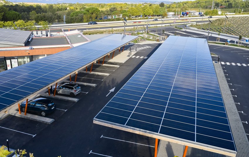 Panneaux solaires sur le toit d'une aire d'autoroute