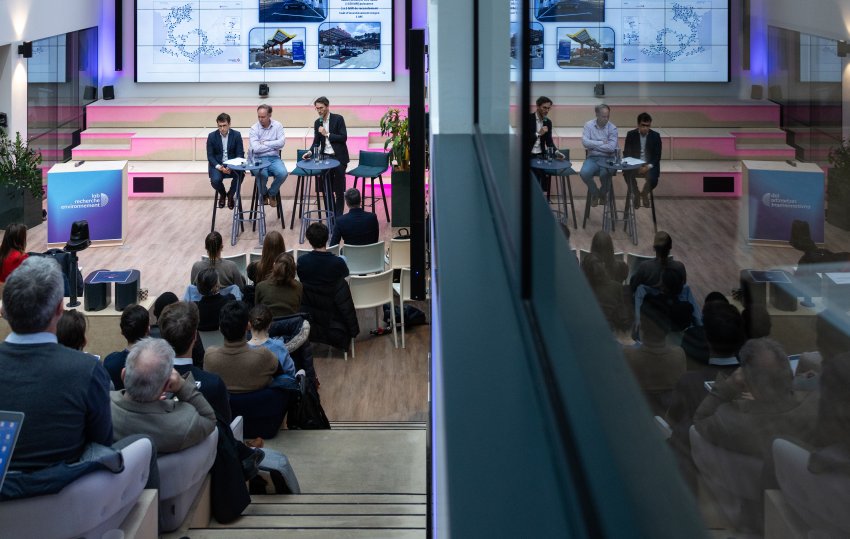 Un groupe de travail devant une présentation