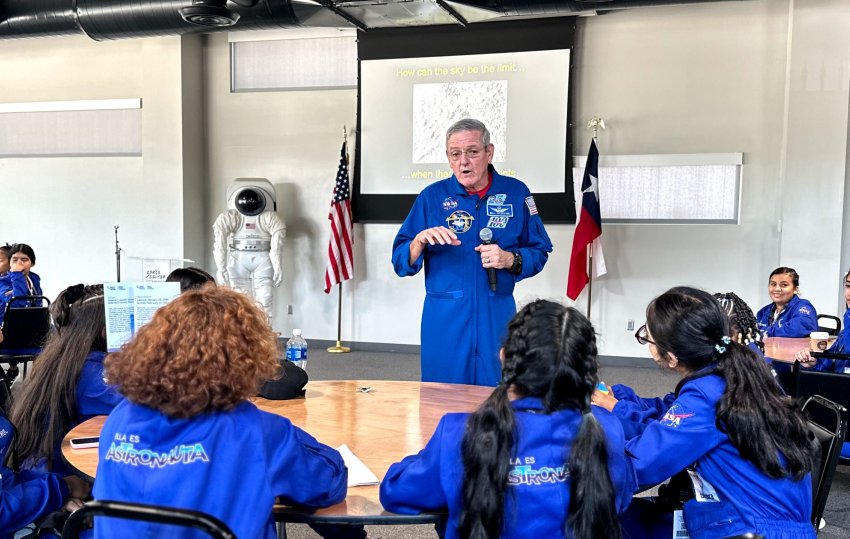 Un astronaute américain donne un cours aux élèves de la Fundacion VINCI en Colombie