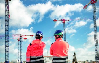 Travailleurs devant un chantier