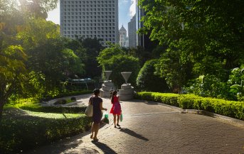 Parc ensoleillé en centre-ville