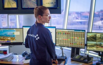 Collaboratrice dans le centre de contrôle d'une autoroute en Grèce