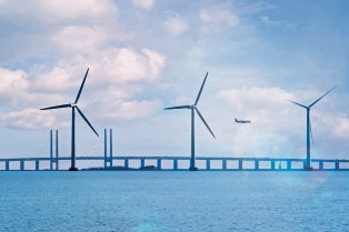 Vue d'un pont et d'un parc éolien offshore