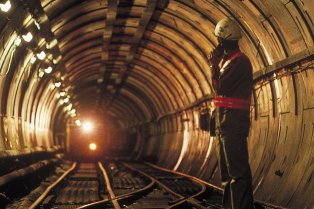 ouvrier dans le tunnel sous la Manche