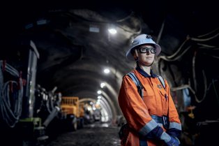 Collaboratrice VINCI Construction sur un chantier souterrain