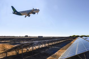 L’aéroport de Faro, géré par VINCI Airports, est équipé d’une centrale solaire qui garantit son approvisionnement en énergie électrique décarbonée
