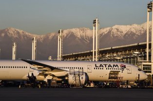 Vue d'un avion à l'aéroport de Santiago du Chili avec les montagnes en arrière-plan