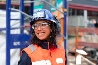 Une collaboratrice VINCI sur un chantier