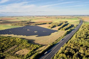 Panneaux solaires près d'une autoroute