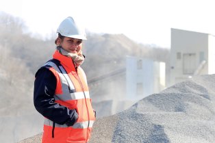 La démarche Granulat+, initiée par Eurovia France il y a dix ans, devient la marque Granulat +, regroupant les activités de son pôle matériaux liées à l’économie circulaire. Objectif : favoriser l’usage des granulats recyclés dans la construction grâce à une offre intégrée et performante, en s’engageant sur la qualité des produits. Le développement du recyclage des enrobés routiers s’inscrit dans la même dynamique
