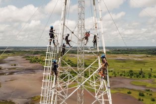Ouvriers en intervention en hauteur sur un pylône, en Guinée