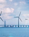 Vue d'un pont et d'un parc éolien offshore