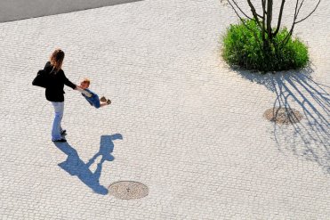 Une mère et son enfant dans la rue