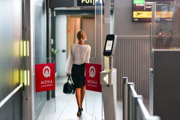 Porte d'embarquement Mona - Aéroport de Lyon - St Exupéry, France