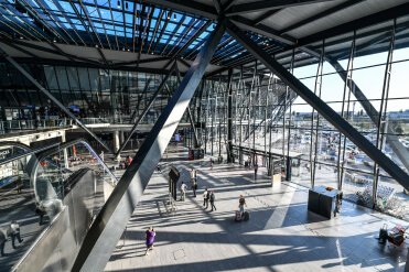 Passagers dans le nouveau Terminal - Aéroport de Lyon - St Exupéry, France