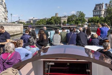 Actionnaires en croisière sur la Seine à Paris
