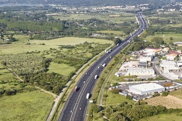 Vue aérienne d'une autoroute gérée par VINCI Autoroutes