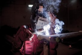 Ouvrier sur un travail de soudure sur un chantier QDVC