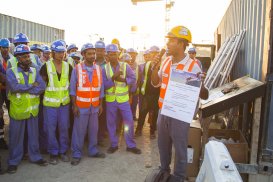 Ouvriers QDVC en réunion sur un chantier au Qatar
