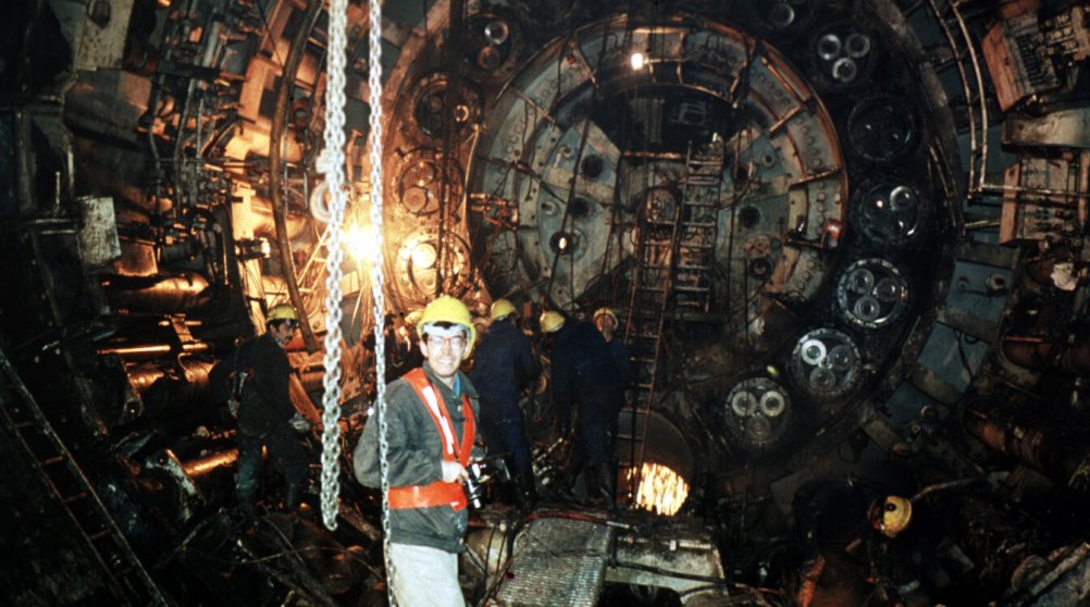 Ouvrier souriant dans le tunnel sous la Manche