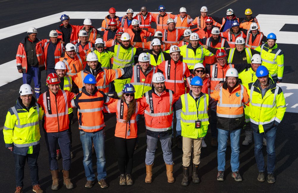 Groupe de collaborateurs sur le tarmac d'un aéroport
