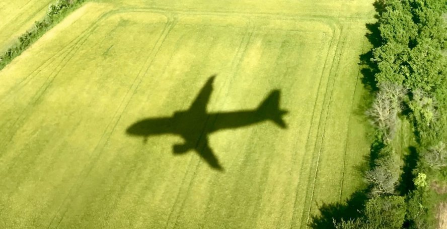 Ombre d'un avion dans un champ vue