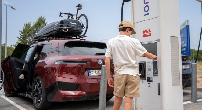 Bornes de rechargement sur autoroute