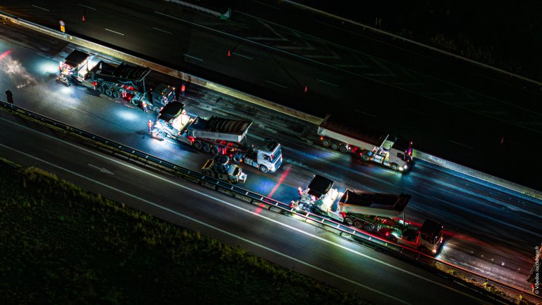 Chantier de nuit dans le cadre d'un programme de rénovation de chaussées de l’autoroute A9 à Nîmes 