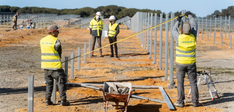 Ouvriers Omexom installant des panneaux solaires à l'aéroport de Faro - Faro, Portugal