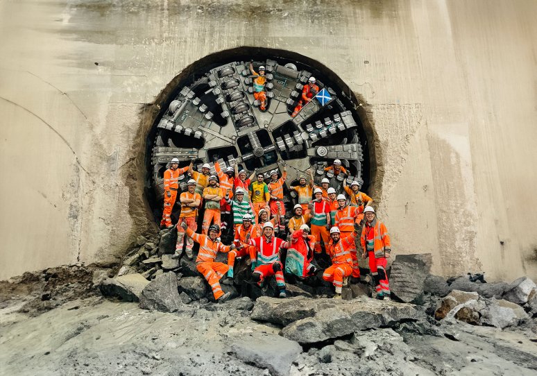 Equipes de VINCI Construction devant une foreuse et l'entrée d'un tunnel sous la Tamise