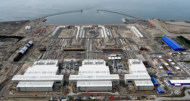 Vue aérienne de la construction de l’usine de préfabrication des 89 caissons qui formeront le tunnel du Femern, plus long tunnel immergé du monde