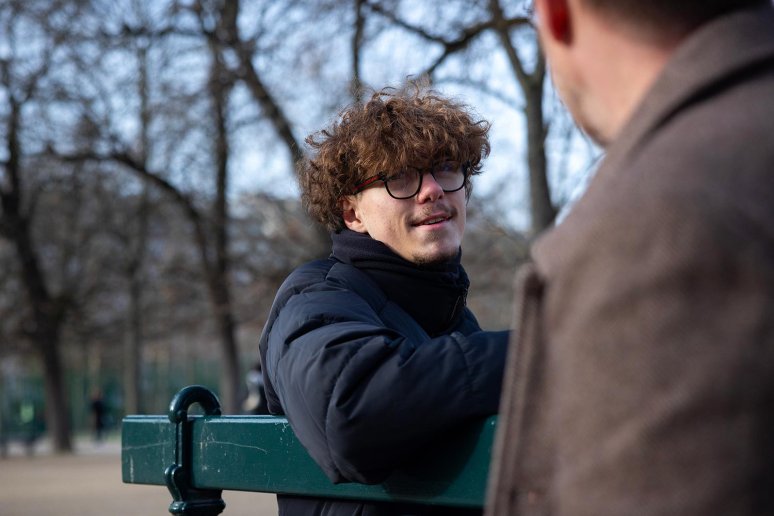 Mentorat deux hommes sur un banc