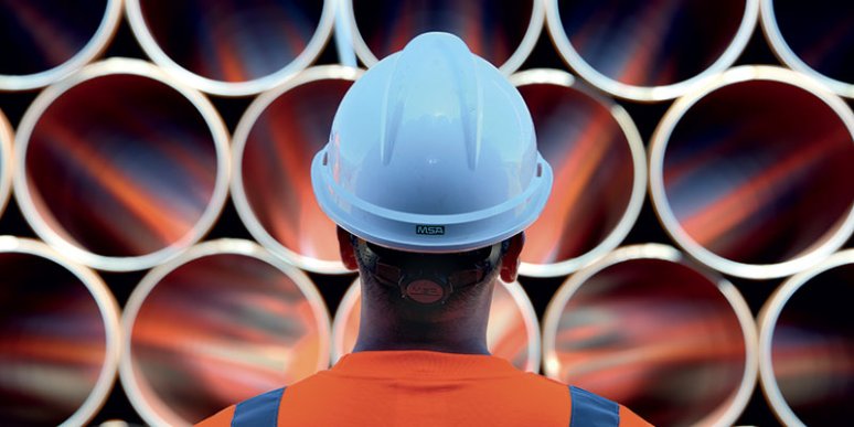 Collaborateur de dos sur un chantier