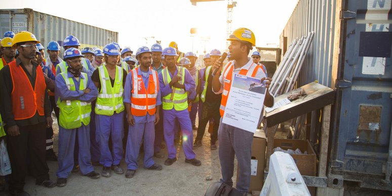 Ouvriers QDVC en réunion sur un chantier au Qatar