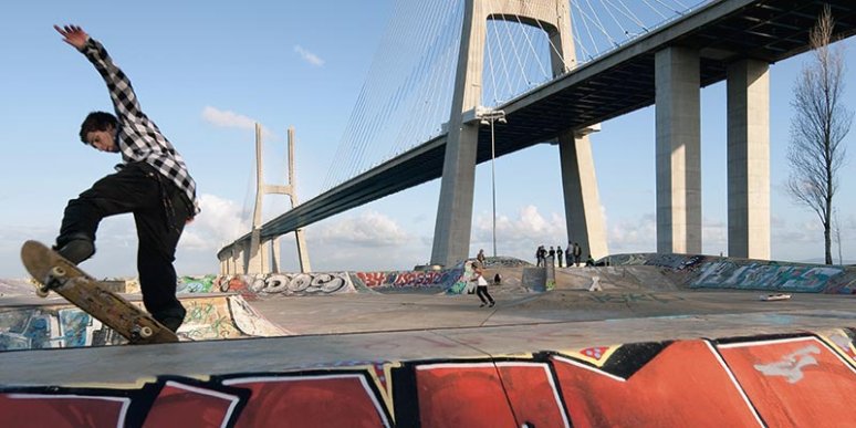 Skateur sous un pont
