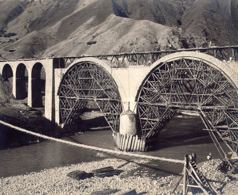 Le pont Al-Cesar sur la ligne transiranienne