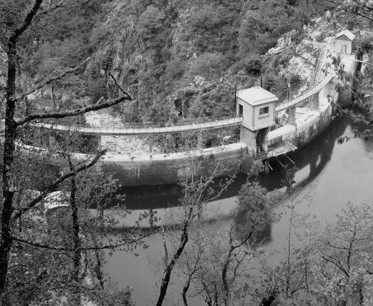 Aménagement de la Truyère : vue du barrage de la Bromme achevé