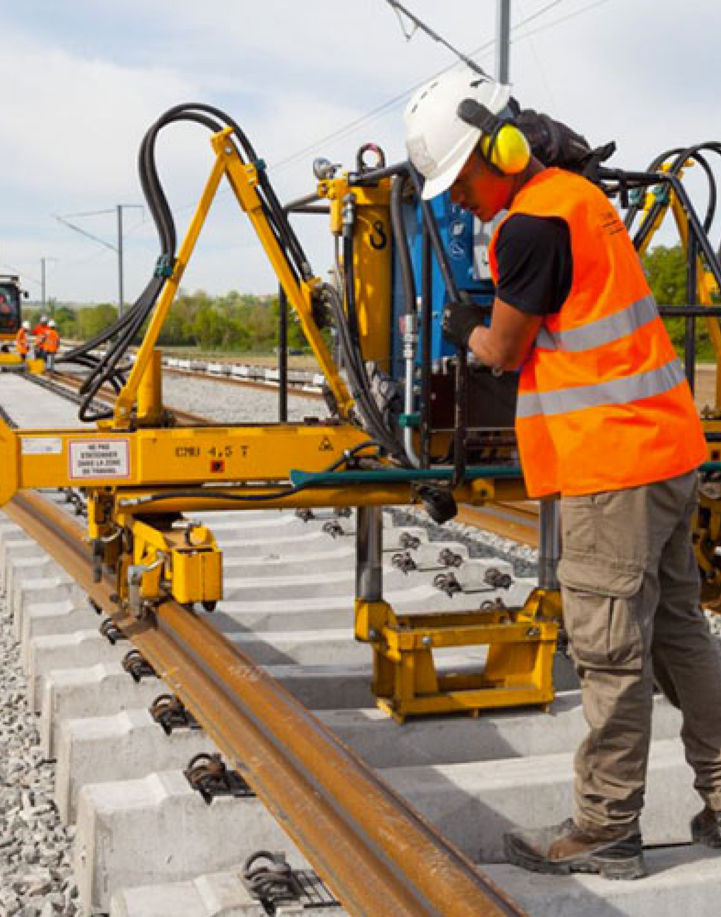 Derniers rails posées sur la LGV SEA - VINCI
