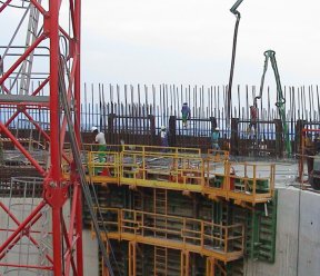 ouvriers sur le pont Charilaos Trikoupis